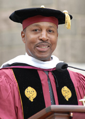 New York Mets manager Willie Randolph tells Fordham University graduates to “keep fighting back like I did.” Photo courtesy of Chris Taggart