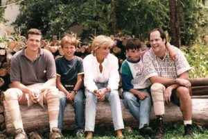 Jerry White and three other victims of landmines sitting with Princess Diana